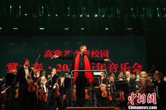 中國僑網南捷克愛樂樂團和保定交響樂團進行聯合演出 韓冰 攝