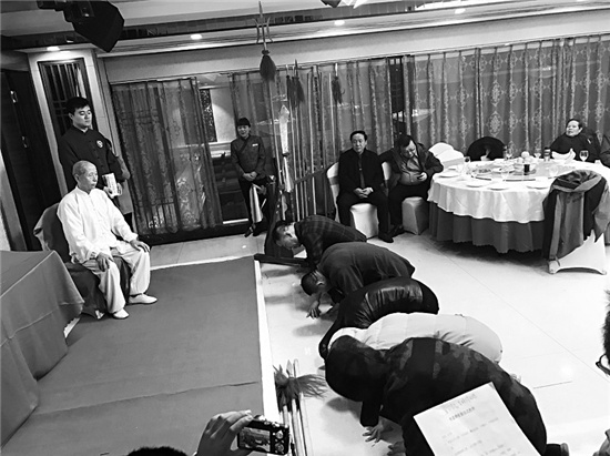 中國(guó)僑網(wǎng)形意拳弟子向師父叩首