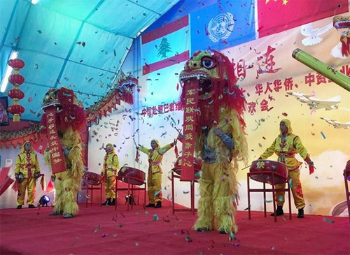 中國僑網(wǎng)維和戰(zhàn)士表演的開場獅舞