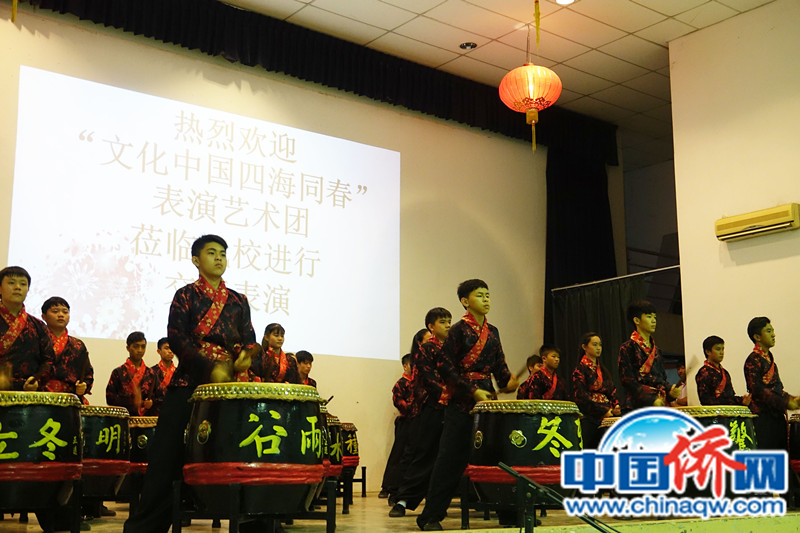 中國(guó)僑網(wǎng)圖為該校學(xué)生表演《二十四節(jié)令鼓》(陸春艷 攝)