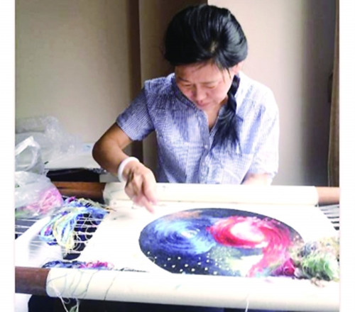 中國僑網劉小紅在創(chuàng)作刺繡《星云之夢》
