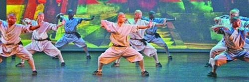 中國僑網(wǎng)中國武僧正在表演少林武術。(王水平 攝)