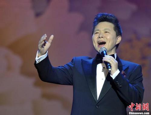 中國僑網(wǎng)圖為著名歌唱家王宏偉。中新社記者 毛建軍 攝
