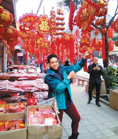 中國僑網(wǎng)蘭月兒逛集市購買春節(jié)用品。