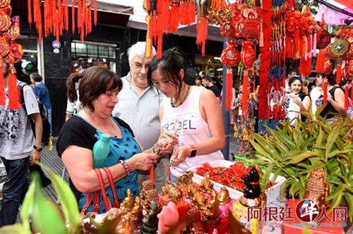 中國僑網(wǎng)2016年布市中國城廟會場景。(阿根廷華人網(wǎng)資料圖)