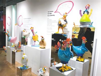 中國僑網(wǎng)圖為美國南加州“琉璃工房”藝廊里展出雞年特色作品。廖政軍攝