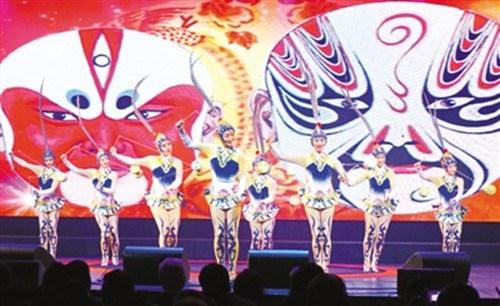 中國僑網雜技《俏花旦—集體空竹》(本報記者 嚴瑜 攝)