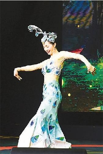 中國僑網獨舞《吉祥孔雀》(新華社記者 張立云 攝)