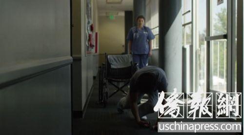 中國僑網(wǎng)李洋在短片中演出一個(gè)與病魔斗爭(zhēng)的武術(shù)家。(美國《僑報(bào)》摘自短片視頻圖)