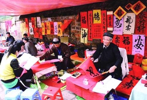 中國僑網(wǎng)越南河內(nèi)民眾選購對(duì)聯(lián)及漢字字帖。(資料圖)