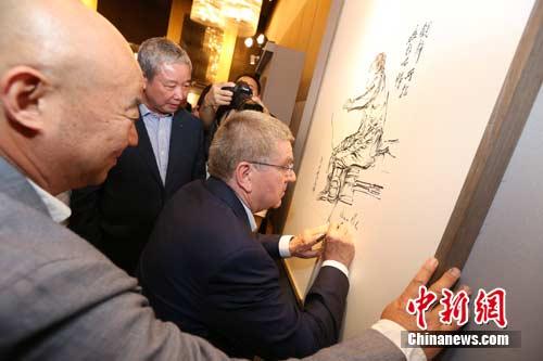 中國僑網(wǎng)國際奧委會主席巴赫參觀范揚體育作品展并在展品上簽字 范揚提供