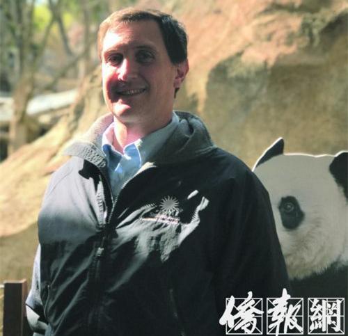 中國(guó)僑網(wǎng)國(guó)家動(dòng)物園熊貓館館長(zhǎng)邁克爾·布朗- 帕爾斯格魯夫接受記者采訪。(美國(guó)《僑報(bào)》/徐一凡 攝)