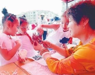 中國僑網(wǎng)“非遺進(jìn)校園”走進(jìn)綿陽市高新區(qū)火炬第三小學(xué)。(王潔 攝)