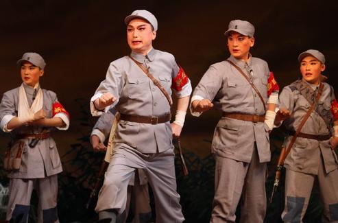 中國(guó)僑網(wǎng)譚孝曾(左)出演現(xiàn)代京劇《沙家浜》(資料圖)