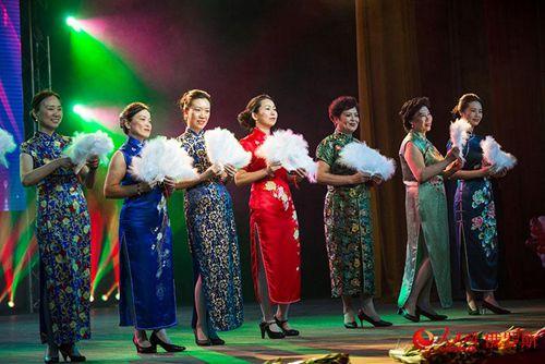 中國僑網(wǎng)由莫斯科華人婦女聯(lián)合會表演的旗袍秀(人民網(wǎng)記者 屈海齊 攝)