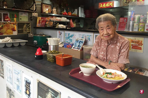 中國僑網(wǎng)88歲的梁月明每天到店里打點一切。(新加坡《聯(lián)合早報》/吳睿明 攝)