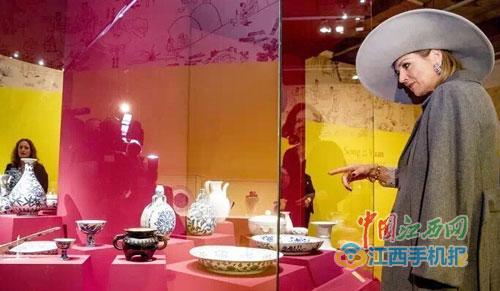 中國(guó)僑網(wǎng)景德鎮(zhèn)御窯遺址出土的文物令荷蘭文博界人士大飽眼福。(程萬(wàn)海 攝)