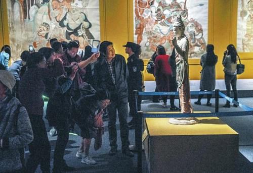 中國僑網(wǎng)“絲路之魂”大展期間,上百萬觀眾來到成都博物館參觀。(本報記者 郝飛 攝)