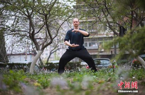 中國(guó)僑網(wǎng)洋小伙的中國(guó)功夫夢(mèng)。(中新網(wǎng)記者 翟璐 攝)