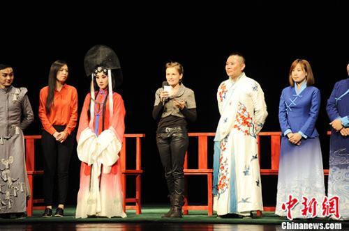 中國(guó)僑網(wǎng)圖為該劇德國(guó)導(dǎo)演安娜·佩詩(shī)珂在謝幕后帶領(lǐng)主創(chuàng)人員與觀眾互動(dòng)交流。 中新社記者 彭大偉 攝