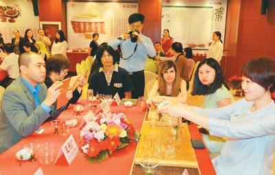 中國僑網(wǎng)圖為茶藝師向中外友人展示茶藝。(圖片由主辦方提供)