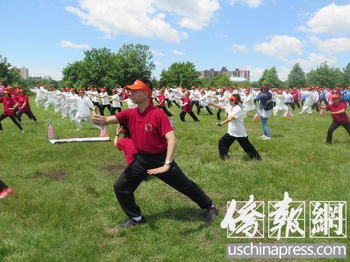 中國僑網(wǎng)“2017紐約太極健身氣功活動日”3日在法拉盛草原可樂娜公園舉行。(美國《僑報》/王伊琳 攝)