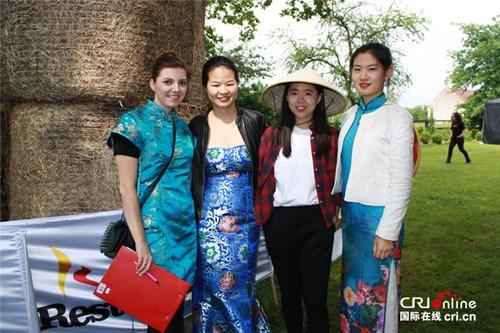 中國(guó)僑網(wǎng)身著中國(guó)傳統(tǒng)服裝的波蘭美女與孔院老師合影留念