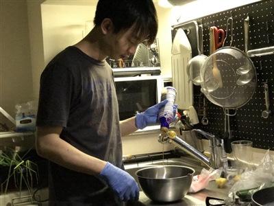 中國(guó)僑網(wǎng)余澄在做菜