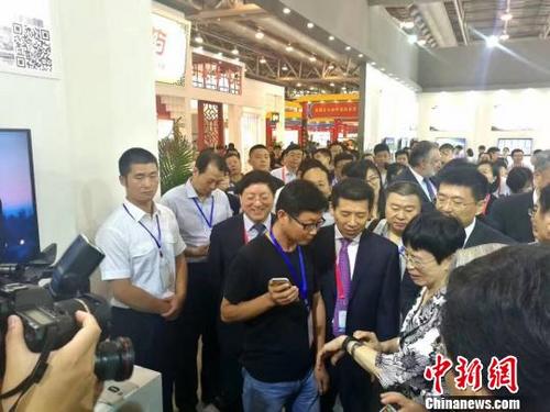 中國僑網大健康產品吸引與會嘉賓的關注 陳旭 攝