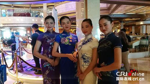 中國(guó)僑網(wǎng)模特展示旗袍