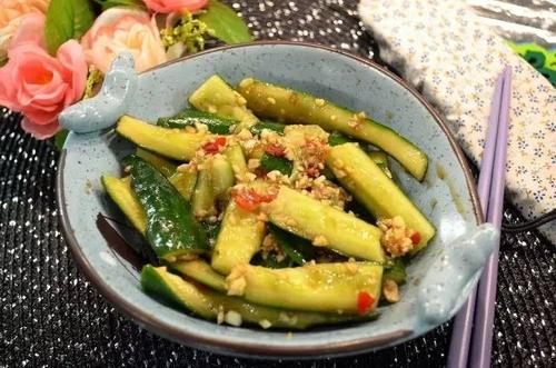 中國(guó)僑網(wǎng)蒜蓉拍黃瓜。(圖片來(lái)源:歐洲華人街網(wǎng))