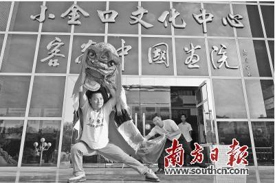 中國僑網(wǎng)曾燕青在表演小金口麒麟舞。南方日報記者 王昌輝 攝