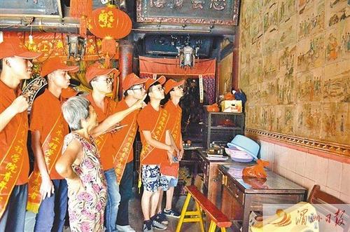 中國(guó)僑網(wǎng)圖為當(dāng)?shù)乩先讼驅(qū)嵺`隊(duì)成員介紹媽祖壁畫(huà)。