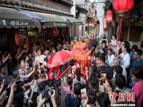 中國僑網眾人圍觀“傳統婚禮”的舉行 謝丹 攝