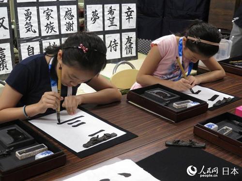 中國(guó)僑網(wǎng)兩名來(lái)自中國(guó)的學(xué)生現(xiàn)場(chǎng)寫(xiě)作