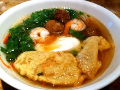 中國僑網(wǎng)美味的海鮮牛肉丸蛋包面線。(圖片來源:美國《世界日報》)