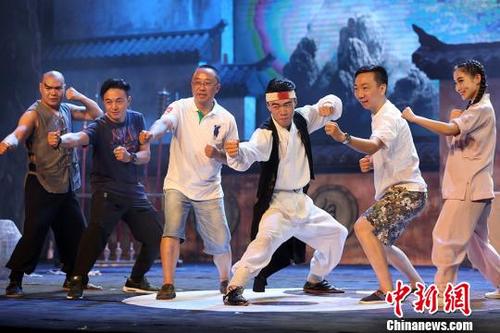 中國(guó)僑網(wǎng)演員在演出過(guò)程中邀請(qǐng)現(xiàn)場(chǎng)觀眾一同感受中國(guó)道家文化 泱波 攝