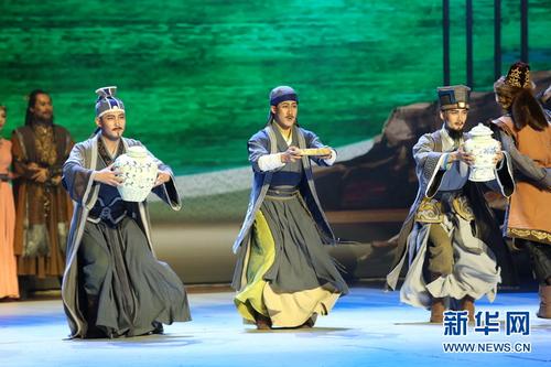 中國(guó)僑網(wǎng)演員正在表演舞劇《駝道》。新華網(wǎng)發(fā)(阿比洛夫攝)