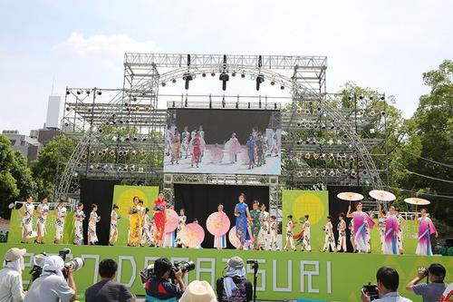 中國僑網(wǎng)中華巾幗出場為日本最大的舞蹈盛典增添了一抹絢麗的色彩。(日本《中文導(dǎo)報》)