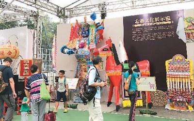 中國僑網(wǎng)盂蘭文化展示區(qū)吸引不少香港市民駐足。 陳 然攝