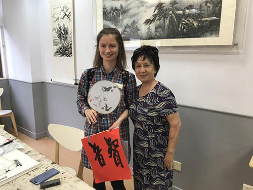 中國僑網(wǎng)白俄羅斯學(xué)者Katsiaryna Malyshava(智音)在書畫活動(dòng)室與當(dāng)?shù)鼐用窈嫌? /></div><!--圖片--><!--圖片說明-->
<div id=