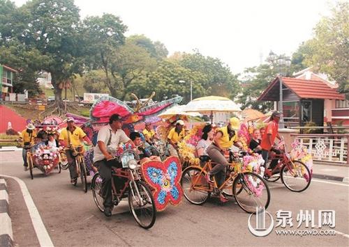 中國僑網(wǎng)當(dāng)?shù)氐娜肆嚤谎b飾成花車