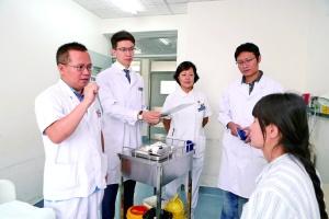 中國僑網(wǎng)尹智(左二)跟隨老師向患者詢問病情。尹智供圖
