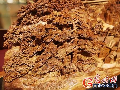 中國僑網木雕《清明上河圖》局部 光明網記者 劉洋攝