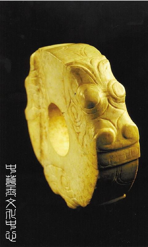 中國(guó)僑網(wǎng)良渚遺址出土的瑤山M2:17玉圓牌。圖片由杭州良渚遺址管理區(qū)管理委員會(huì)提供