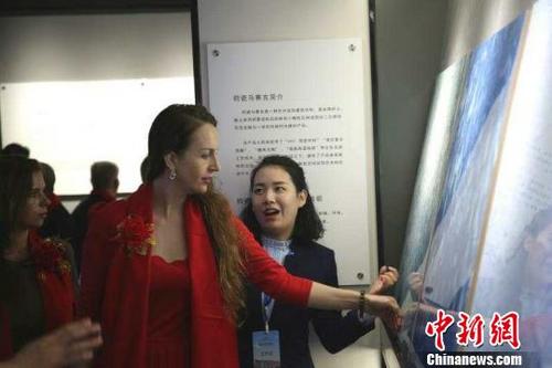 中國僑網(wǎng)俄羅斯皇世萬鈞總裁愛麗絲在禹州神垕參觀金堂鈞窯燒制的裝飾產品 齊永 攝