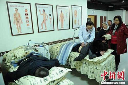 中國僑網(wǎng)資料圖:患者正在接受中醫(yī)治療。中新社發(fā) 陳超 攝