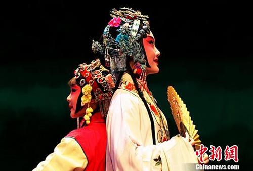 中國僑網資料圖:浙江昆劇團“代字輩”演出的《牡丹亭》。浙江昆劇團供圖