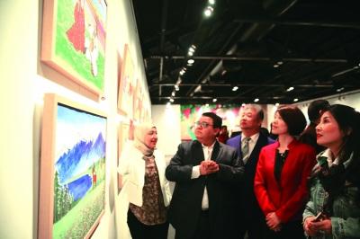 中國僑網(wǎng)嘉賓在展覽現(xiàn)場參觀。