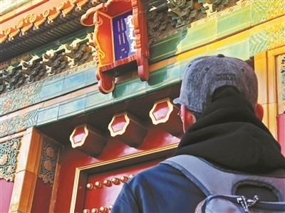 中國僑網(wǎng)網(wǎng)友擔(dān)心故宮前星門斗匾上的漢字脫落或被盜 攝影/本報(bào)記者 屈暢